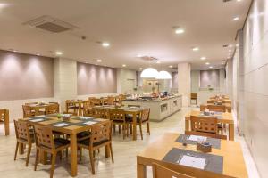 A restaurant or other place to eat at NH Oviedo Principado