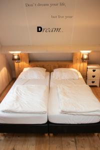 two beds sitting next to each other in a room at Vakantiewoning Weverijstraat met strandcabine in Domburg