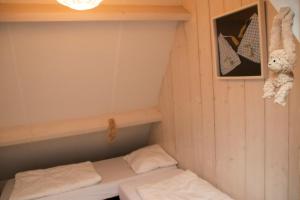 ein kleines Zimmer mit 2 Etagenbetten und einem ausgestopften Tier in der Unterkunft Vakantiewoning Weverijstraat met strandcabine in Domburg