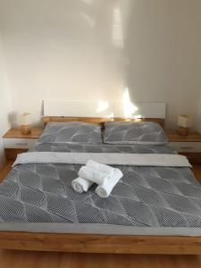 uma cama com duas toalhas enroladas em Vrchar em Donovaly