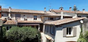 un grupo de casas con techos de tejas en La Maison Des Autres, piscine chauffée, chambres d'hôtes proches Uzès, Nîmes, Pont du Gard en Saint-Géniès-de-Malgoirès