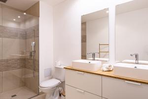 Koupelna v ubytování Orient Bay Beach Front Apartment + 6 fotografií