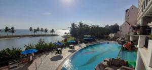 vista para uma piscina num resort em Port Dickson PD Malacca Straits Homestay em Porto Dickson