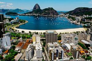 una vista aérea de una ciudad con una playa y edificios en BAMBINA HOTEL -Adultos Somente, en Río de Janeiro