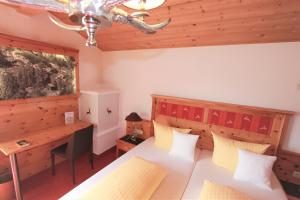 Tempat tidur dalam kamar di Landhaus Lechthaler
