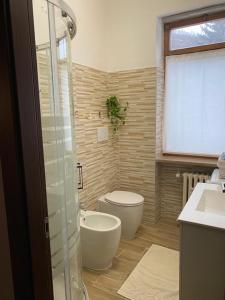 a bathroom with a toilet and a sink at Appartamento Pragelato centro con giardino privato in Pragelato