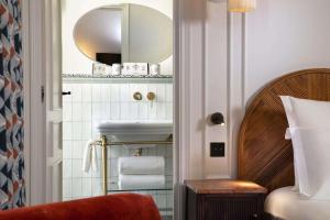 a bathroom with a sink and a mirror at Hôtel Montecristo in Paris