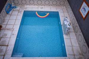 una vista aérea de una piscina en una casa en Complejo Paradise en La Rioja
