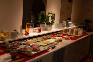 Un buffet con muchos tipos diferentes de comida en un mostrador. en Hotell Strandvillan Orsa, en Orsa