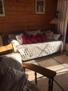 eine Couch mit roten Kissen in einem Wohnzimmer in der Unterkunft Cruz del Sur in Pinamar