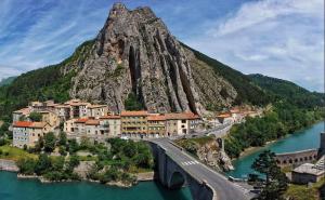 a town on a bridge over a river with a mountain at El Sitio de Francisco in Oraison