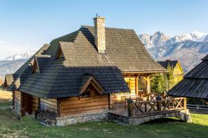 a log cabin with a shingled roof at Dom Markówka Zakopane in Kościelisko