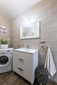 W łazience znajduje się pralka i umywalka. w obiekcie Victus Apartamenty, Apartament Bella w mieście Sopot