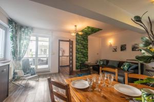 jadalnia i salon ze stołem w obiekcie Victus Apartamenty, Apartament Bella w mieście Sopot +12 zdjęć