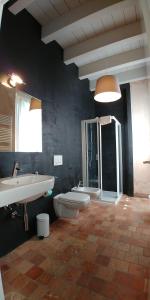 ein Badezimmer mit 2 WCs, einem Waschbecken und einer Badewanne in der Unterkunft Balbianino in Lenno