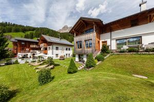 Gallery image of Villa Flora Mountain Lodges in San Cassiano