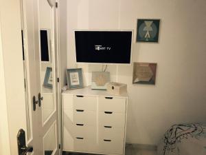 Televízia a/alebo spoločenská miestnosť v ubytovaní Apartamento La Mezquita