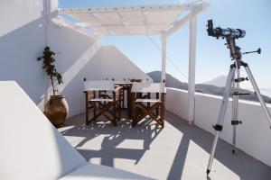 een camera op een balkon met uitzicht op de oceaan bij Boreas Stone House in Anafi