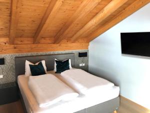 A bed or beds in a room at Chalet Bergzeit