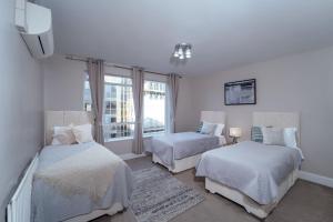 a bedroom with two beds and a window at Park Lane Apartments Crawford Place in London