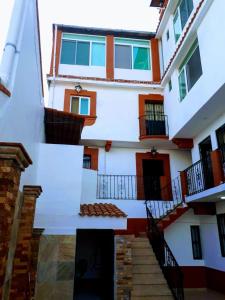 een uitzicht op een huis met een trap aan de voorkant bij Casa Vista Taxco in Taxco de Alarcón