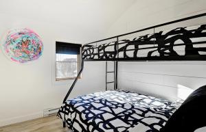 1 dormitorio con litera de color negro en Chalets Alpins - 14 Chemin Alpin, en Stoneham