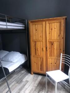 コトレにある11 Rue de Richelieuのベッドルーム1室(二段ベッド1組、キャビネット、椅子付)