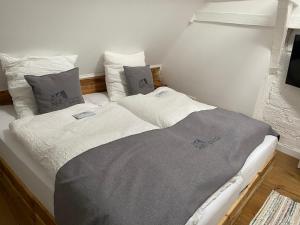 two beds sitting next to each other in a bedroom at Hübingen Cottage in Hübingen