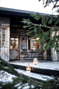 a log cabin with two lights in front of it at Varjokelo in Ruka