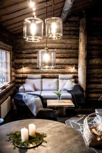 a living room with a couch in a log cabin at Varjokelo in Ruka