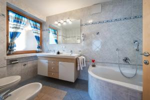 a bathroom with a tub and a sink and a bath tub at Residence Tauber in Valles