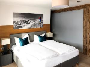 A bed or beds in a room at Chalet Bergzeit