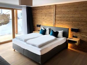 A bed or beds in a room at Chalet Bergzeit