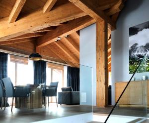 A seating area at Chalet Bergzeit