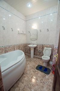 ソチにあるエリット ハウスのバスルーム(トイレ、洗面台付)