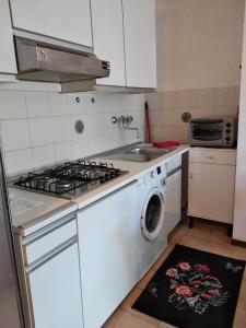 een keuken met een fornuis en een wasmachine bij Appartamento Holiday cir 0050 in Saint Vincent
