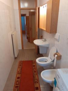 Bilik mandi di Vacanzemoena - Casa del Moro
