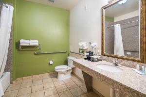 Koupelna v ubytování Clarion Inn & Suites Weatherford South