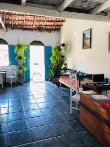 una habitación con una mesa y algunas plantas en una habitación en Pousada e Residencial Recanto do Campeão, en Porto Seguro