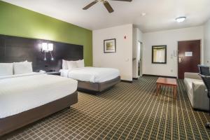 Postel nebo postele na pokoji v ubytování Clarion Inn & Suites Weatherford South