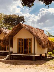 a small house with a thatched roof at Anuk Glamping in San Bernardo del Viento