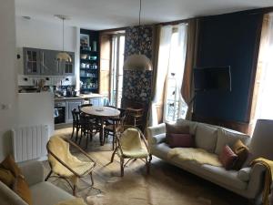 オー・ボンヌにあるAppartement Joséphineのソファとテーブルのあるリビングルーム