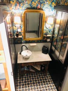 オー・ボンヌにあるAppartement Joséphineの洗面台と鏡のあるバスルーム +56枚の写真