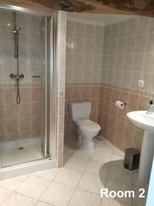 La salle de bains est pourvue d'une douche, de toilettes et d'un lavabo. dans l'établissement Numéro 34, à Burie