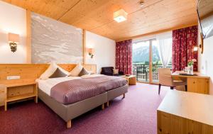 A bed or beds in a room at Hotel Goldene Rose