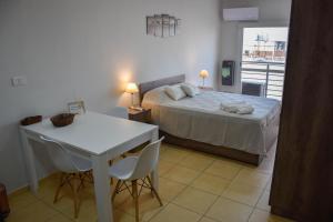 1 dormitorio con 1 cama, mesa y sillas en AP138 8b Departamento micro Centro Paraná en Paraná
