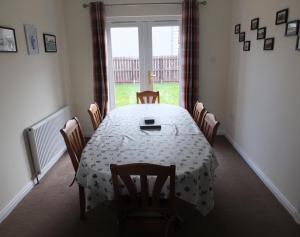 uma sala de jantar com uma mesa e cadeiras e uma janela em No 25 Inverness - Home from Home in the Highlands em Inverness