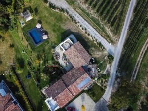 Letecký snímek ubytování ROSTAGNI 1834 apt with pool in the Barolo region
