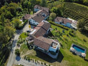 Bazén v ubytování ROSTAGNI 1834 apt with pool in the Barolo region nebo v jeho okolí