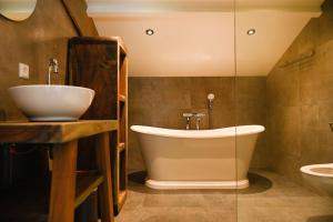 een badkamer met een bad en een wastafel bij Loft in de Polder (L) in Grootschermer